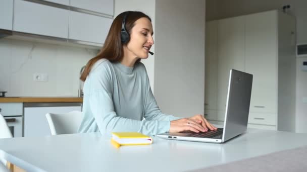 Woman Wearing Wireless Headset Has Video Meeting Laptop She Talking — Vídeo de stock