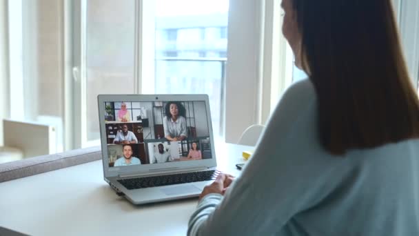 Junge Frau Nutzt Laptop Computer Zum Ansehen Von Online Kursen — Stockvideo