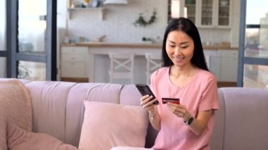 Çevrimiçi alışveriş başarısı konsepti, telefon ve kredi kartı olan mutlu bir kadının portresi, yeni şeyler almak, bilet almak, maaş almak, internet üzerinden alışveriş yapmak, internet teknolojisi, girişim küçük iş konsepti