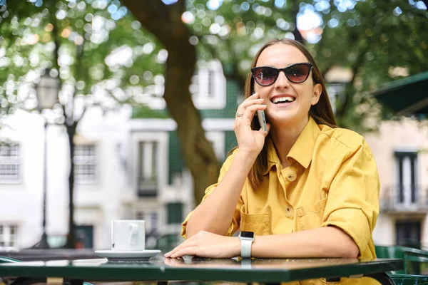 Молода Жінка Розмовляє Мобільному Телефоні Сидячи Літньому Кафе Надворі Безтурботна — стокове фото