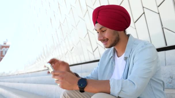 Indian Male Freelancer Student Entrepreneur Wearing Red National Turban Using — ストック動画