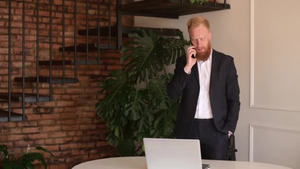 Elfoglalt Felelősségteljes Vörös Hajú Szakállas Modern Üzletember Hivatalos Öltönyben Beszél — Stock videók