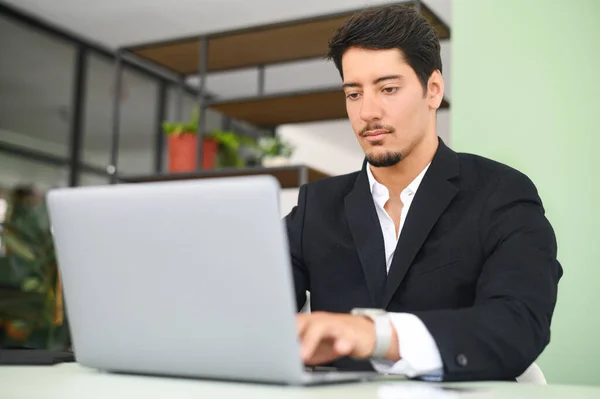 Allvarligt Koncentrerad Beslutsam Ung Skäggig Kontorsarbetare Business Casual Kläder Sitter — Stockfoto