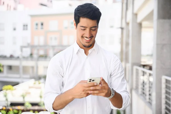 Красивый Латиноамериканец Использует Смартфон Сообщений Смс Молодой Темноволосый Мужчина Умной — стоковое фото