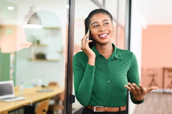 Friendly Smiling African American Female Employee Has Pleasant Phone Conversation — Stockfoto