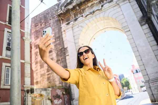 Retrato Alegre Atraente Jovem Turista Tirando Foto Selfie Smartphone Antigo — Fotografia de Stock