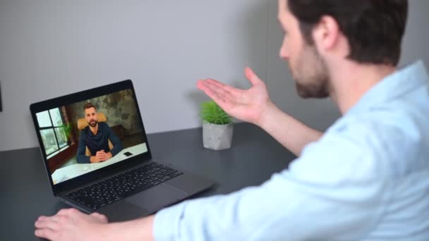 Электронное Обучение Молодой Человек Использующий Ноутбук Просмотра Онлайн Курсов Вебинаров — стоковое видео