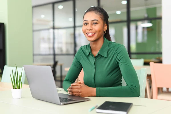 Inteligente Ambiciosa Mujer Afroamericana Empleada Oficina Usando Computadora Portátil Amigable —  Fotos de Stock