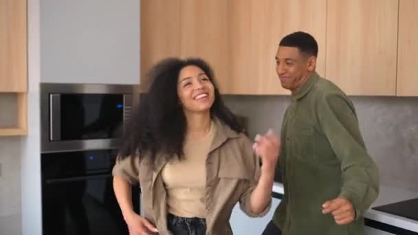 Kręcona Kobieta Jej Facet Tańczą Kuchni Śpiewają Wesołej Wielorasowej Pary — Wideo stockowe