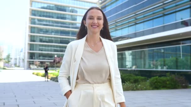 Cheerful Young Businesswoman Smart Casual Wear Walking City Street Outdoors — Vídeo de Stock