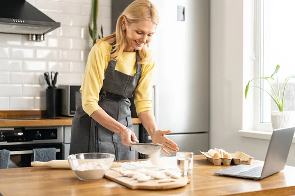 Impara Cucinare Online Maturo Donna Sta Guardando Video Tutorial Cucina — Foto Stock
