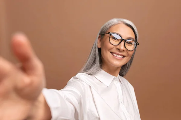 Lady Wearing Glasses Smiling Looks Camera Isolated Beige Cheerful Senior — Foto de Stock