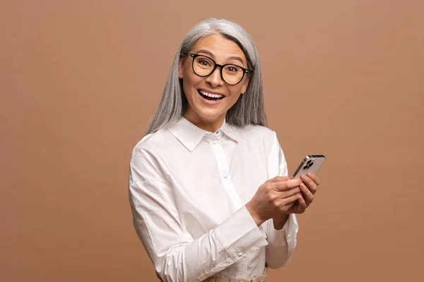 Cheerful Attractive Senior Woman Holding Smartphone Enjoying Chatting Social Networks — 图库照片