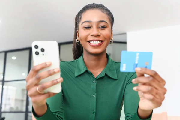 Excited African American Woman Shopping Online Holding Banking Credit Card — Stock fotografie