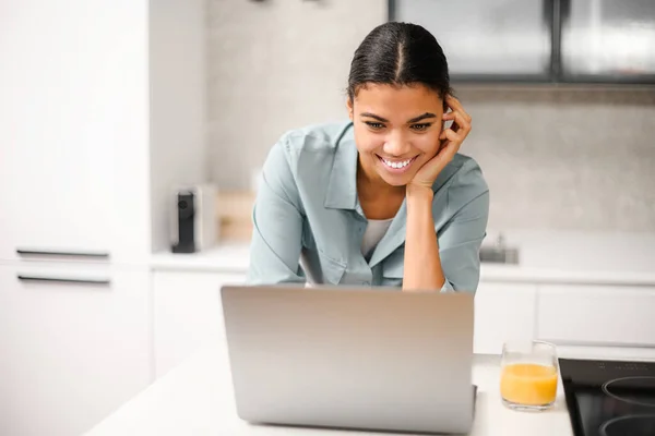 Smiling Concentrated Businesswoman Casual Wear Looking Laptop Screen Solving Tasks — Foto de Stock