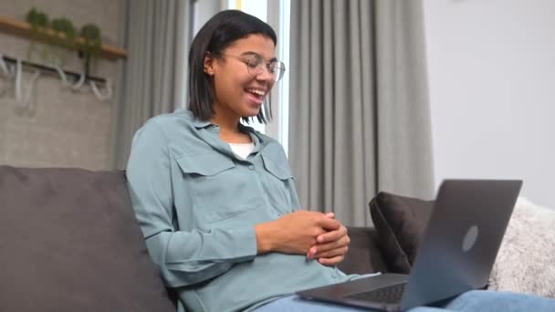 Mujer Multirracial Sonriente Que Usa Ropa Doméstica Está Sentada Sala — Vídeo de stock