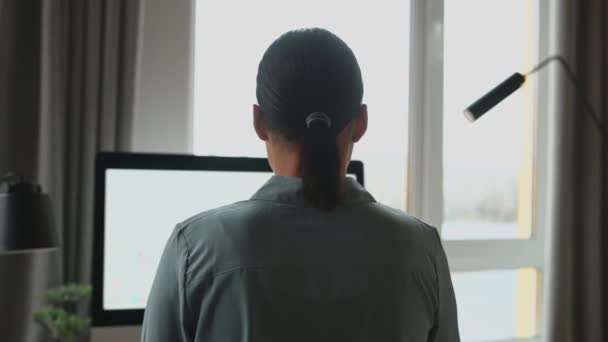 Achteraanzicht Afro Amerikaanse Vrouw Met Behulp Van Computer Voor Afstand — Stockvideo