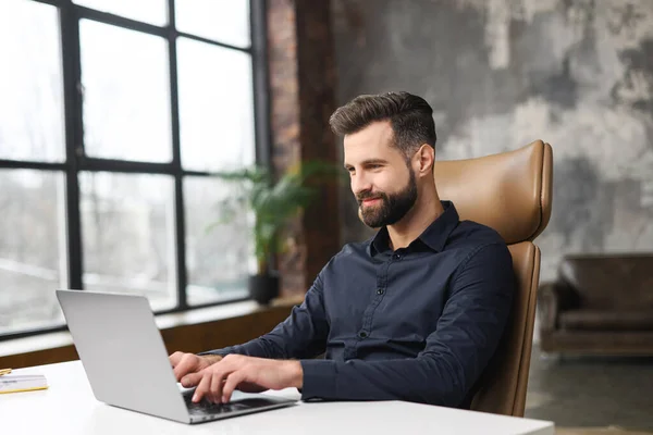 Konzentriert Entschlossen Junge Bärtige Büroangestellte Business Freizeitkleidung Schreibtisch Sitzend Laptop — Stockfoto