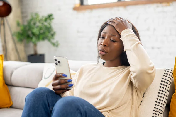 Розчарована Молода Афро Американська Жінка Яка Тримає Смартфон Дивиться Телефонний — стокове фото