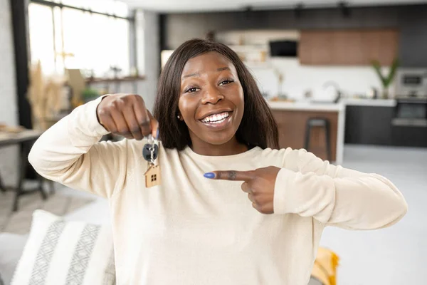 Happy Young African American 20S 30S Woman Holding Bunch Keys — Stockfoto