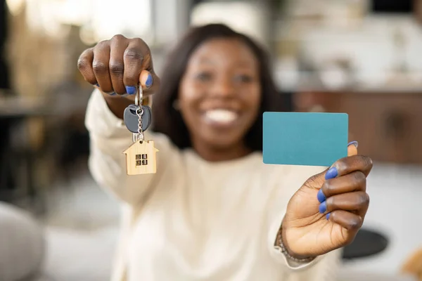 Excited African Woman Holding Bunch Keys Credit Card Face Out — Stockfoto