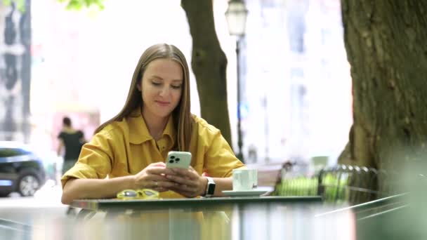 Retrato Jovem Descansando Café Livre Usando Smartphone Para Mensagens Texto — Vídeo de Stock