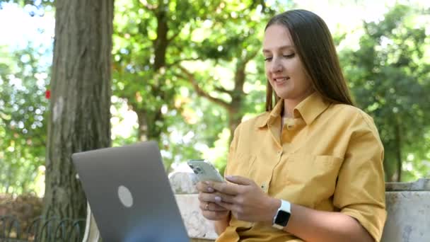 Side View Female Student Wearing Yellow Casual Shirt Texting Smartphone — Vídeos de Stock