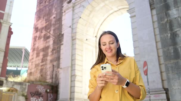 Lifestyle Portrait Happy Foreign Woman Tourist Taking Photo Smartphone Sightseeing — Video