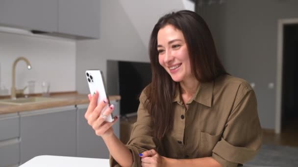 Zufriedene Junge Asiatische Frau Hat Videoanrufe Auf Dem Smartphone Während — Stockvideo