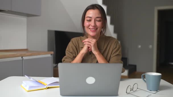 Smiling Asian Businesswoman Taking Notes Sitting Desk Modern Home Office — ストック動画