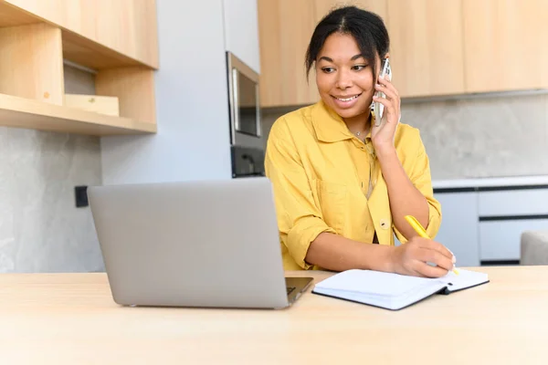 Afro Amerikan Milenyum Kadını Uzaktan Çalışıyor Çalışıyor Akıllı Telefonla Konuşuyor — Stok fotoğraf