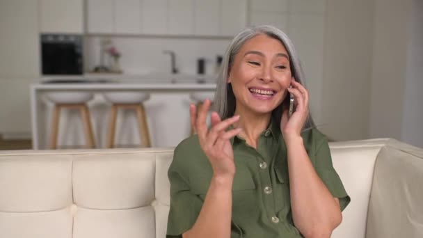 Cheerful Middle Aged Grey Haired Asian Women Chatting Friend Mobile — Wideo stockowe
