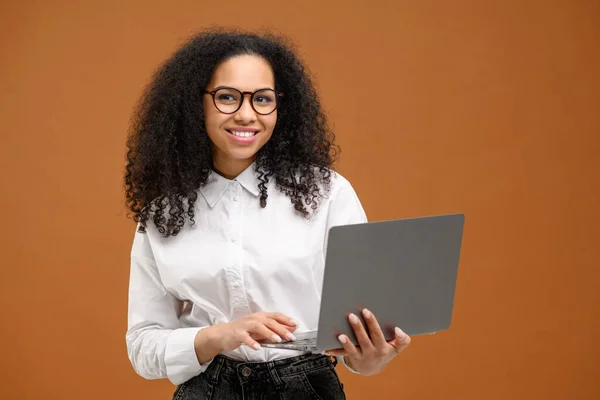 Smart Confident African American Woman Smart Casual Wear Using Laptop — Foto de Stock