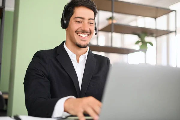 Portrait Latin Millennial Young Businessman Wearing Headset Looking Laptop Customer — Foto de Stock