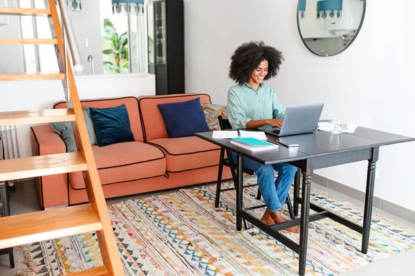 Smiling Young Multiracial Female Entrepreneur Sitting Table Laptopat Home Office — Stockfoto