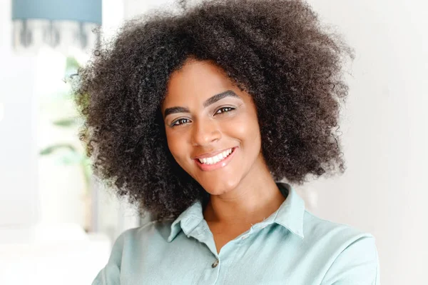 Headshot Young African American Ethnic Female Afro Curly Hairstyle Beautiful — Stockfoto