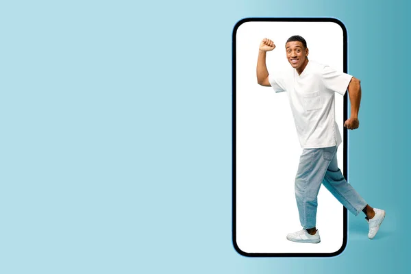 Excited African American Guy Huge Mobile Phone Scared Multiracial Man — Stock fotografie