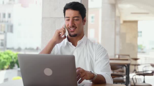 Portrait Cheerful Latin Male Entrepreneur Chatting Smartphone Using Laptop Sitting — Video Stock