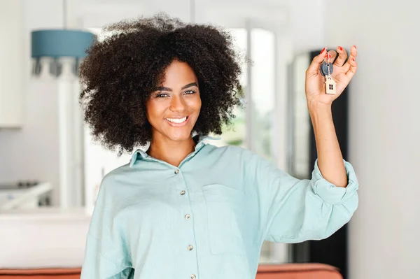 Happy Overjoyed Young Woman Afro Hairstyle Holding Keys Keychain Form — Stockfoto
