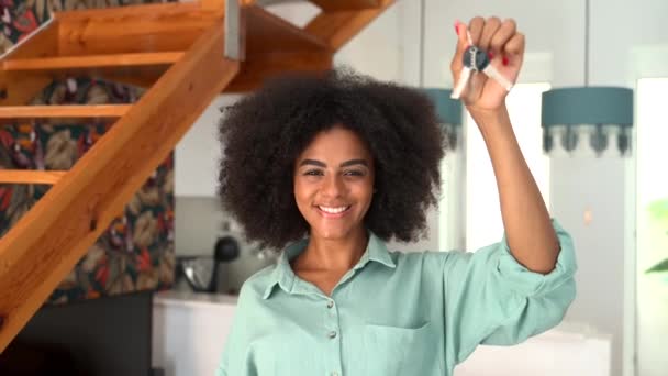 Happy Overjoyed Young Woman Afro Hairstyle Holding Keys Keychain Form — Stockvideo