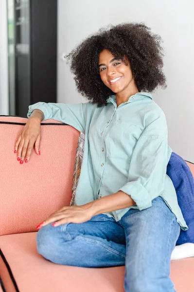 Portrait Attractive Oung Woman Curly Hair Sitting Sofa Modern Apartment — Stock Photo, Image