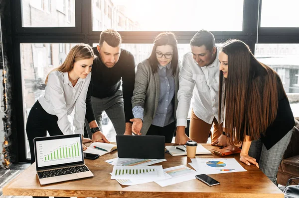 Incontro Mattutino Ufficio Giovane Gruppo Colleghi Abbigliamento Casual Guarda Schermo — Foto Stock