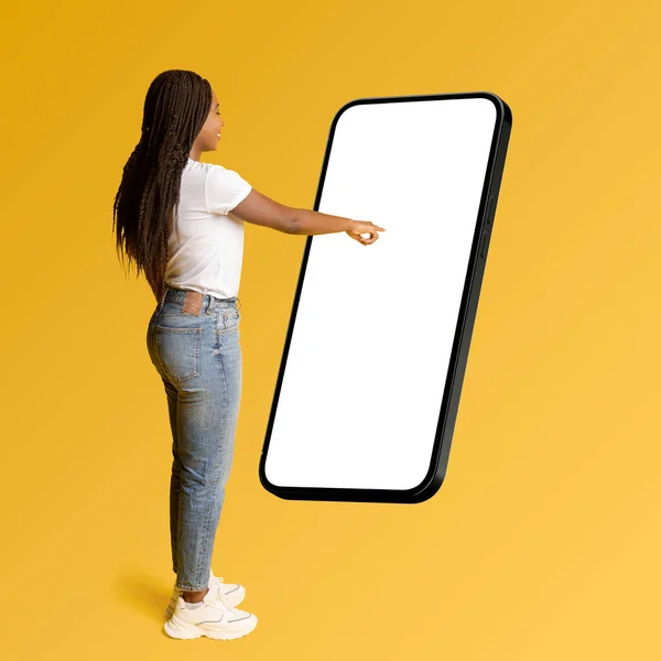 New Mobile App Advertising African American Woman Touching Huge Smartphone — Stock fotografie