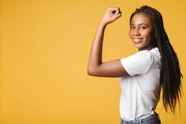 Female Power Young African American Woman Showing Bicep Looking Camera — Stok fotoğraf