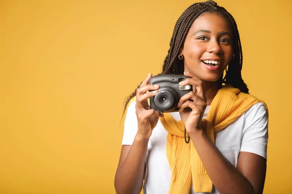Say Cheese Charming Cheerful African American Woman Holding Polaroid Camera — Stockfoto