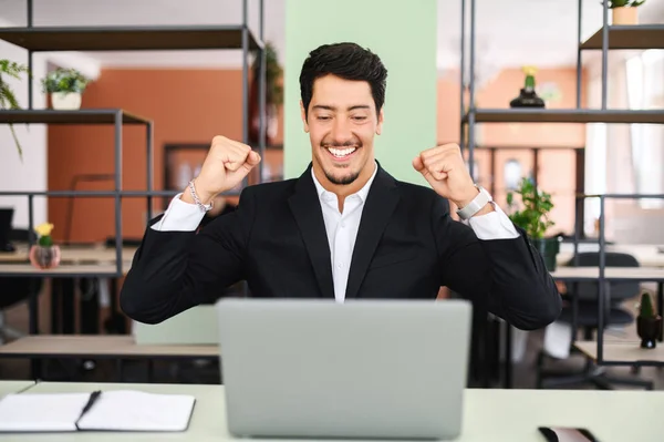 Happy Excited Hispanic Office Worker Sitting Desk Front Laptop Making — Stockfoto