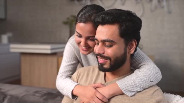 Wesoła Para Spędza Czas Smartfonem Domu Żona Mąż Patrzą Ekran — Wideo stockowe