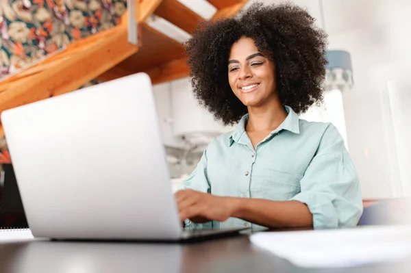 Портрет Молодої Афро Американки Яка Сидить Столом Ноутбуком Друкуючи Електронного — стокове фото