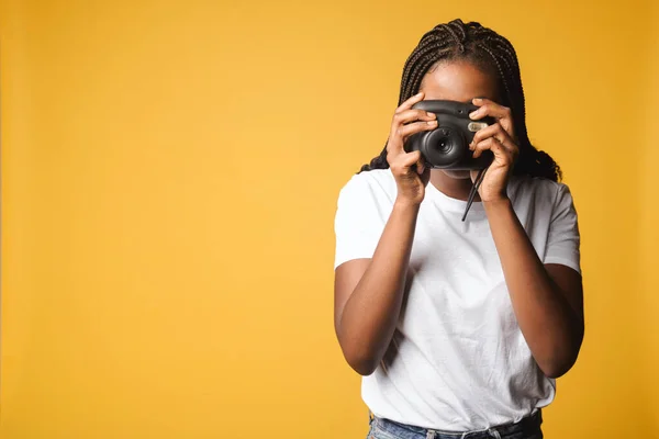 Afroamerikansk Kvinna Som Fotograferar Dig Kvinna Hålla Polaroid Kamera Och — Stockfoto