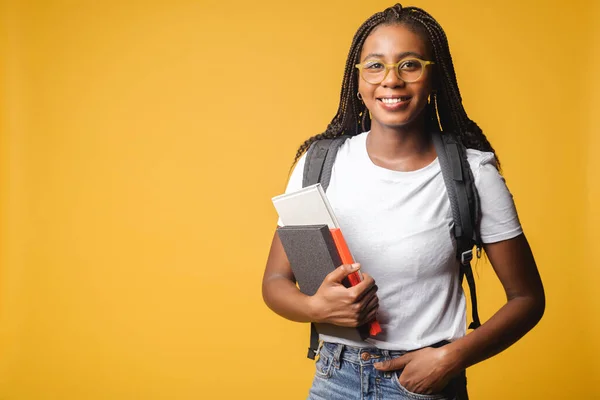 Inspirerad Multiracial Kvinnlig Student Vit Shirt Och Jeans Med Ryggsäck — Stockfoto